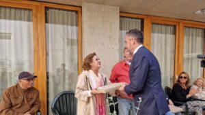 El conseller de Vivienda entrega las llaves a los adjudicatarios.