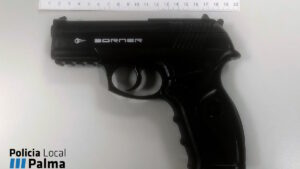 Amenaza a sus inquilinos con un cuchillo y una pistola de aire comprimido en Pere Garau.