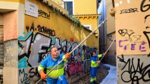 Trabajadores de Emaya limpian pintadas en Palma de los grafiteros
