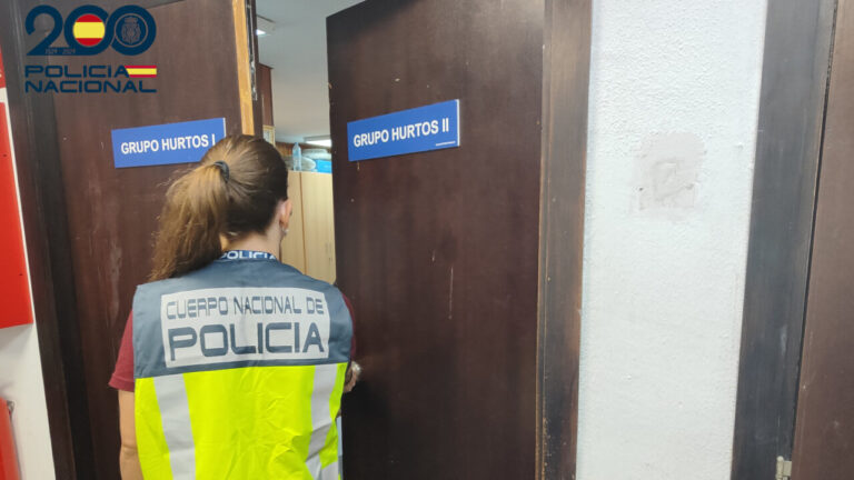 Dos detenidas en palma por robar a turistas con el método del clavel.