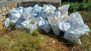 Buscan al responsable de tirar 30 sacos de escombro en Santany&iacute;.