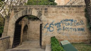 Grafiti sobre la pared de mar&eacute;s de s&rsquo;Hort del Rei, junto al Palau de l&rsquo;Almudaina (Palma).