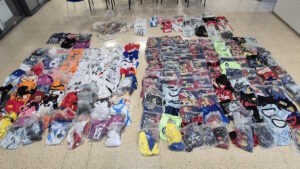 Un grupo de manteros increpa a la Polic&iacute;a para recuperar 350 camisetas de f&uacute;tbol falsificadas