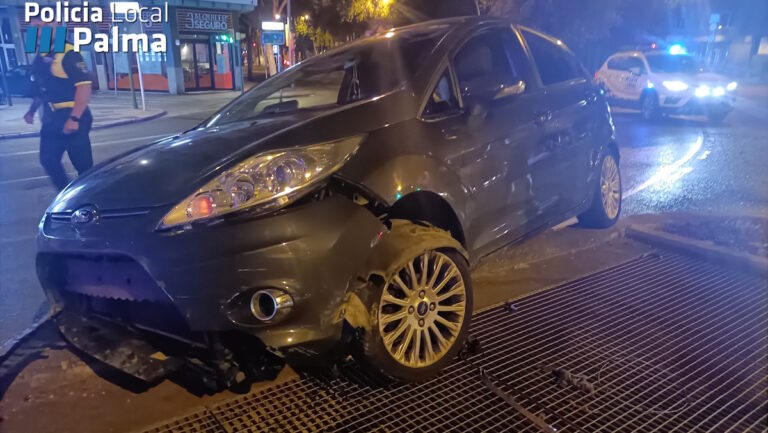 Una conductora cuadruplica la tasa de alcohol permitida y acaba encallada en una mediana en Palma