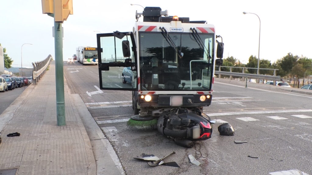 Dos infracciones de tráfico simultáneas provocan un accidente con un motorista herido