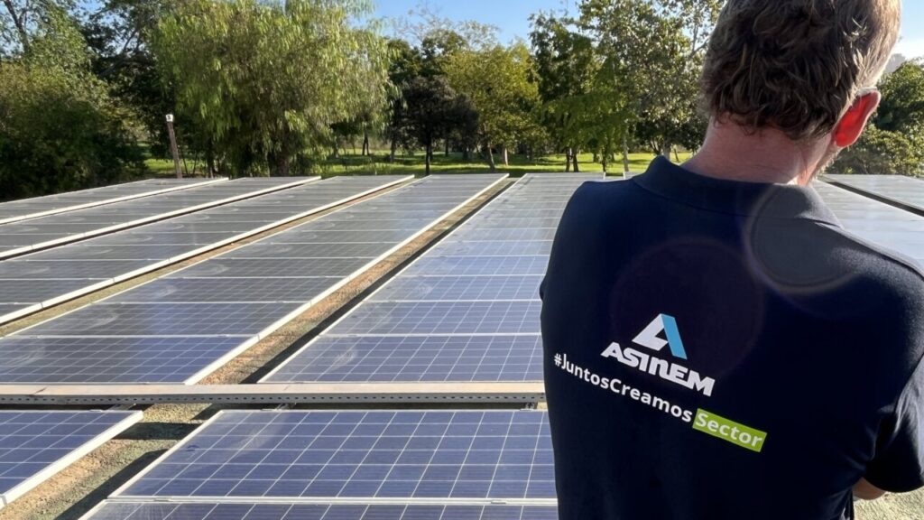Asinem alerta sobre el "falso mito" del autoconsumo energético tras el apagón.