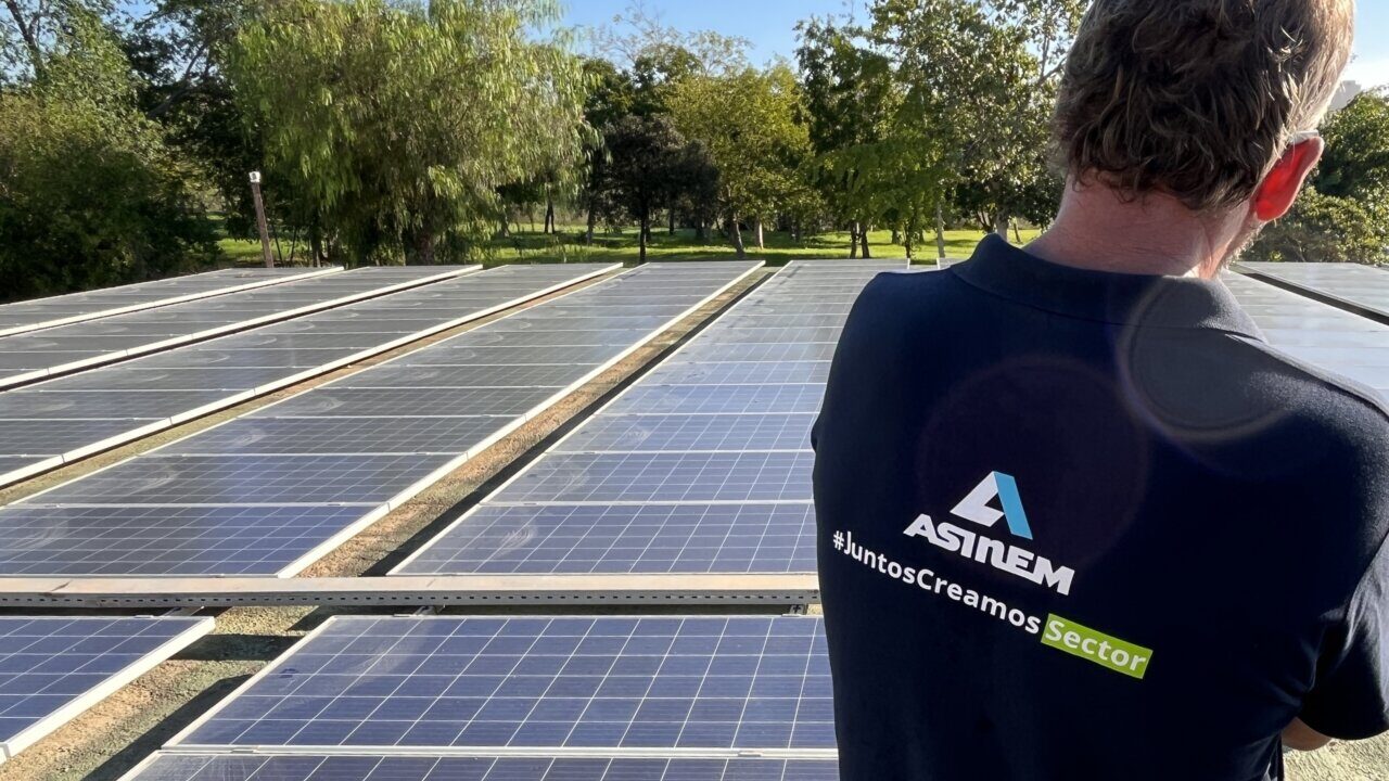 Asinem alerta sobre el "falso mito" del autoconsumo energético tras el apagón.