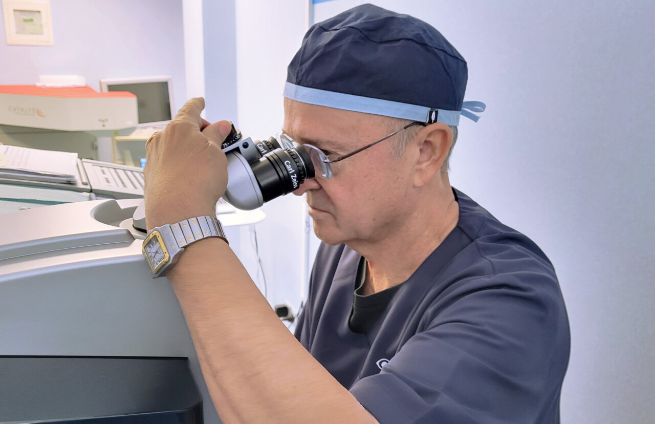 El Dr. Luis Salvà con el láser de última generación para cirugía refractiva
