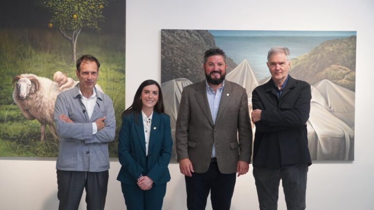 El secretario autonómico de Cultura i Esports del Govern de les Illes Balears, Pedro Vidal, la regidora de Cultura, Carme Cañellas, el alcalde de Marratxí, Jaume Llompart y el artista Antoni Socías