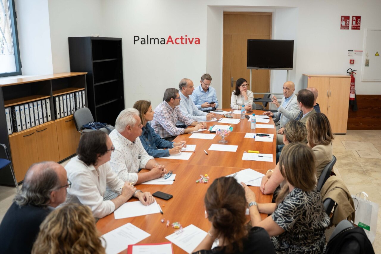 Foto Reunión Consejo Municipal de Comercio