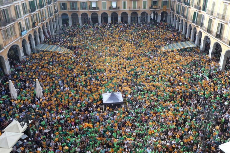 Protesta convocada por Obra Cultural Balear contra las políticas de PP y VOX, (mayo de 2024).