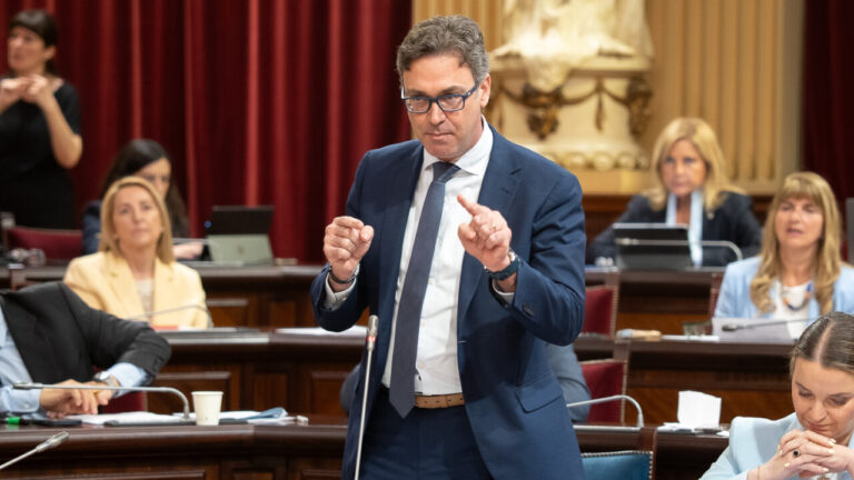 Parlament 13 Mayo