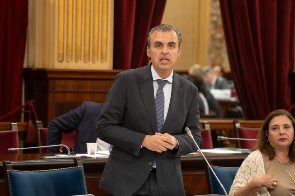 Parlament 13 Mayo