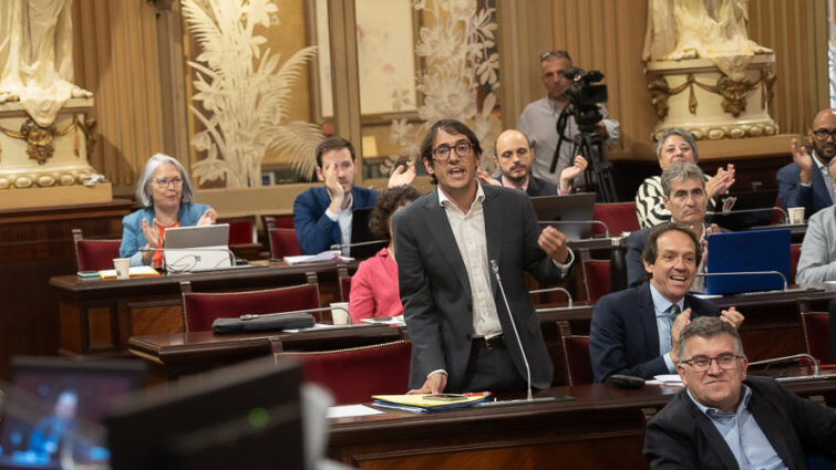 Parlament 27 Mayo