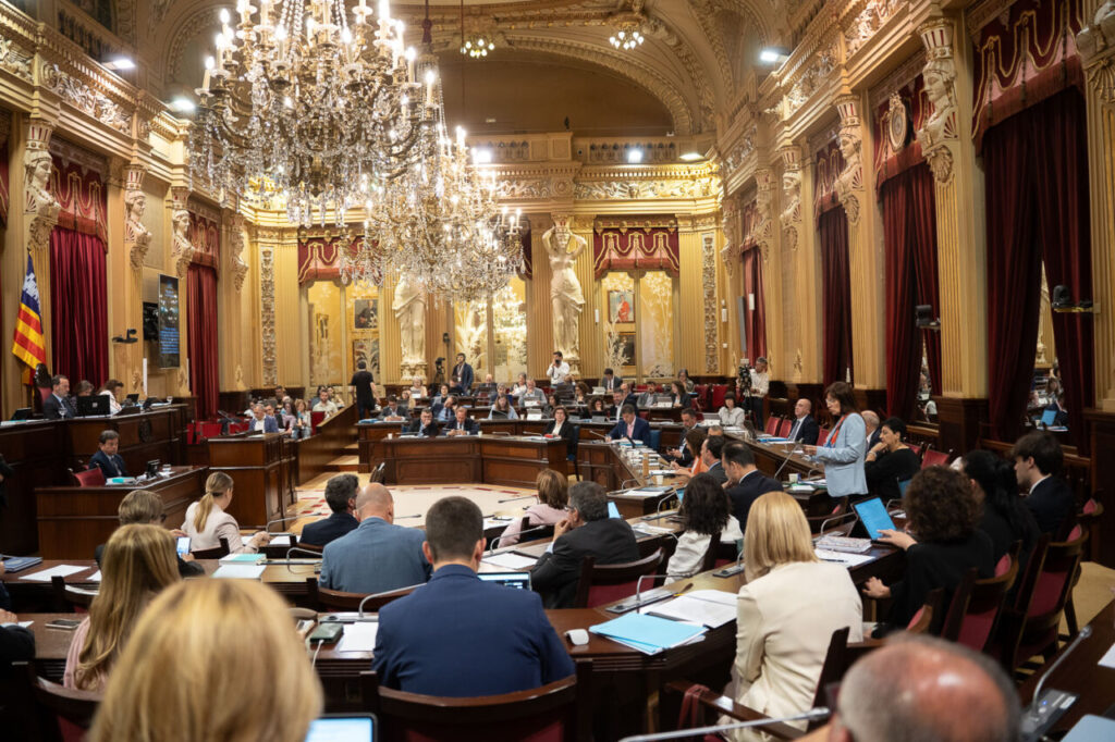 Parlament 6 Mayo Turismo