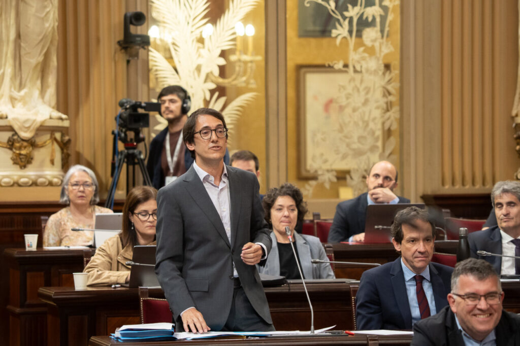 Parlament 6 Mayo Turismo