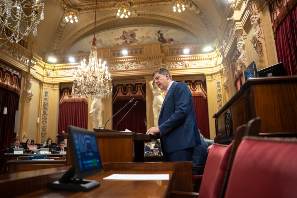 Parlament 6 Mayo Turismo