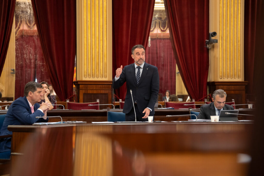 Parlament 6 Mayo Turismo