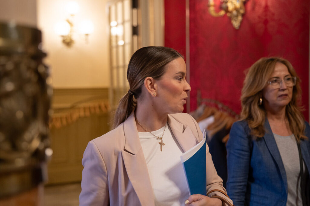 Parlament 6 Mayo Turismo