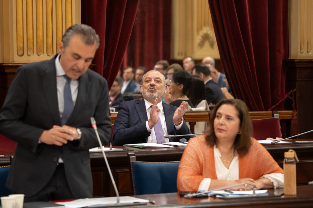 Parlament 6 Mayo Turismo