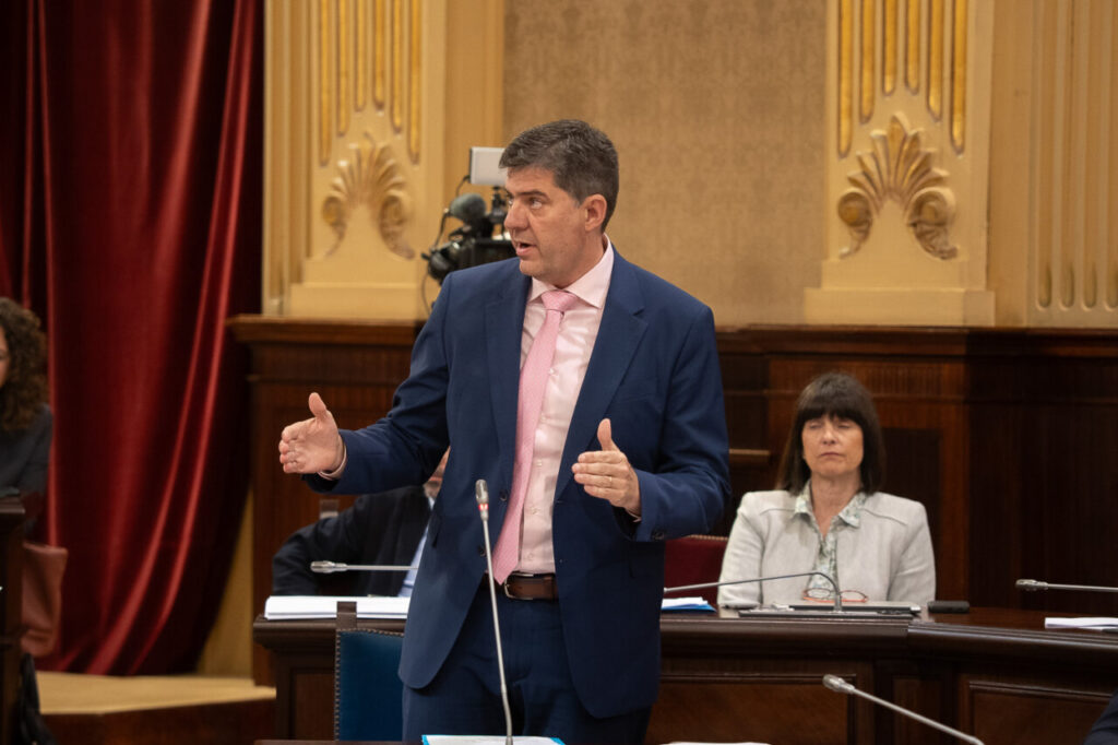 Parlament 6 Mayo Turismo