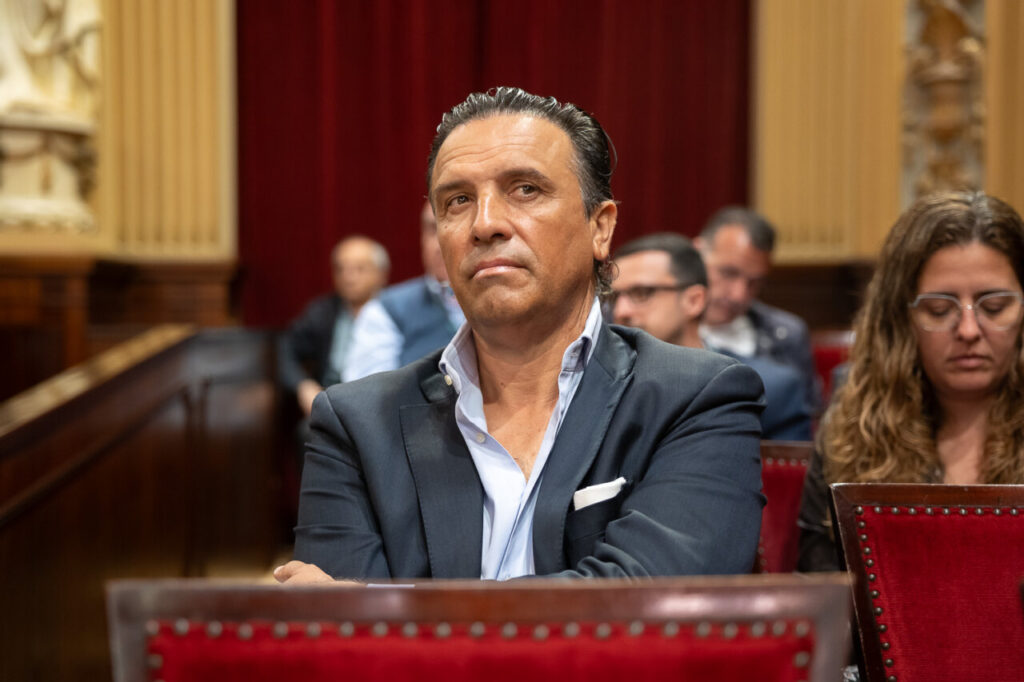 Parlament 6 Mayo Turismo