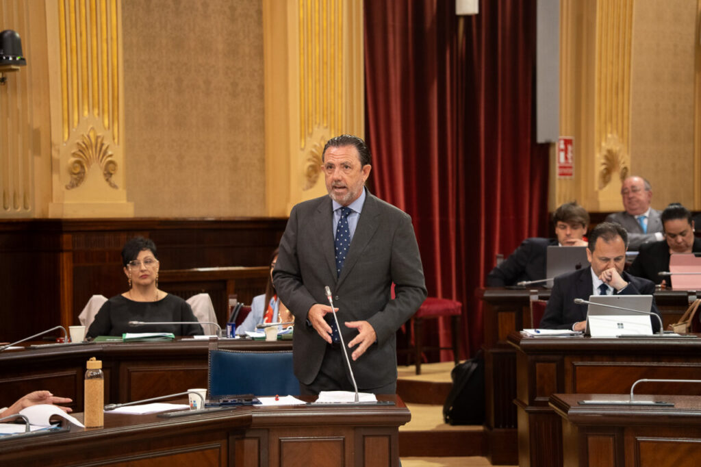 Parlament 6 Mayo Turismo