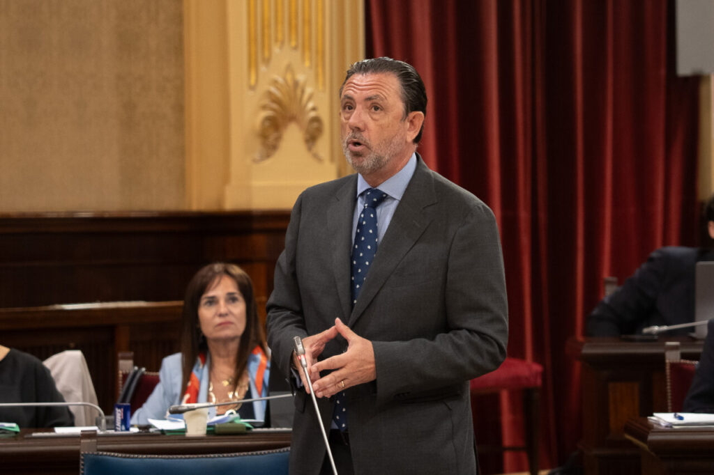 Parlament 6 Mayo Turismo