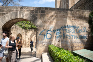 Pintadas anti turistas en la Almudaina