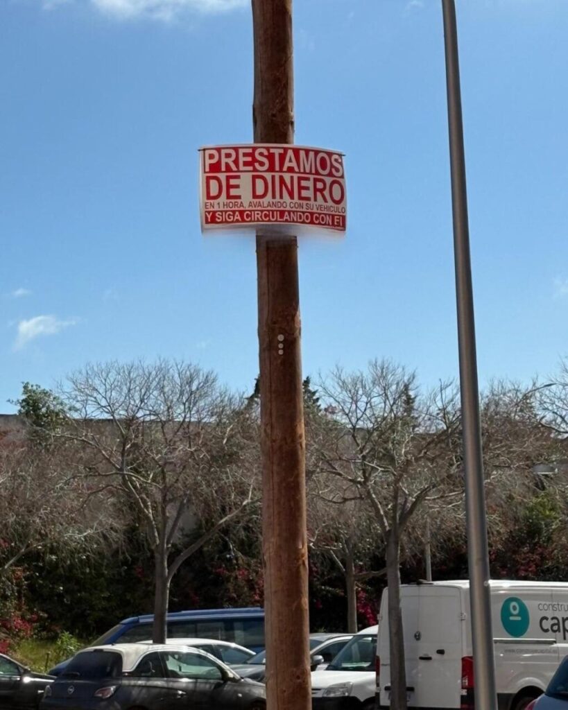 Uno de los carteles en un poste eléctrico de Palma. Uno de los carteles en un poste eléctrico de Palma.