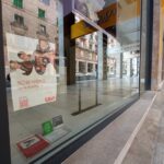 Cartel en comercio buscando trabajador