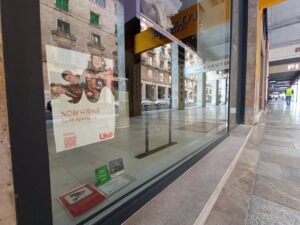 Cartel en comercio buscando trabajador