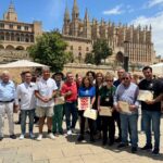 La consellera Estarellas y los miembros del jurado, con representantes de todas las casas y centros regionales que han participado en el concurso