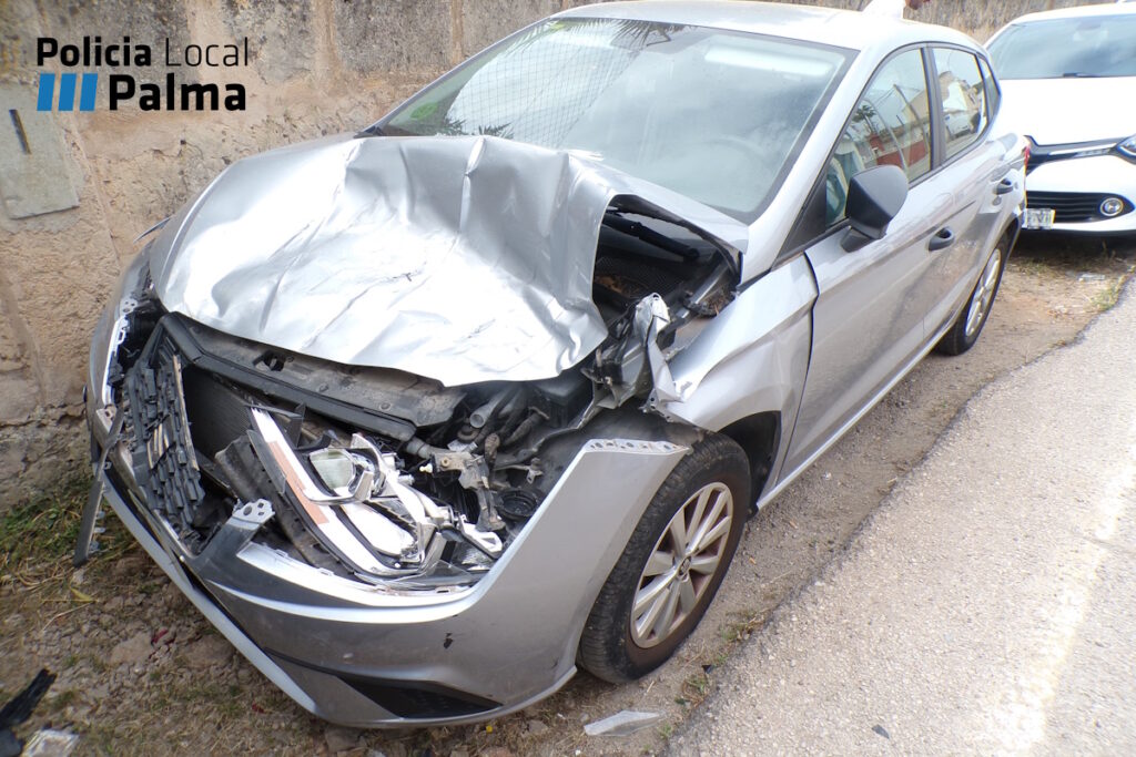 Uno de los coches afectados por el accidente en cadena. Uno de los coches afectados por el accidente en cadena.