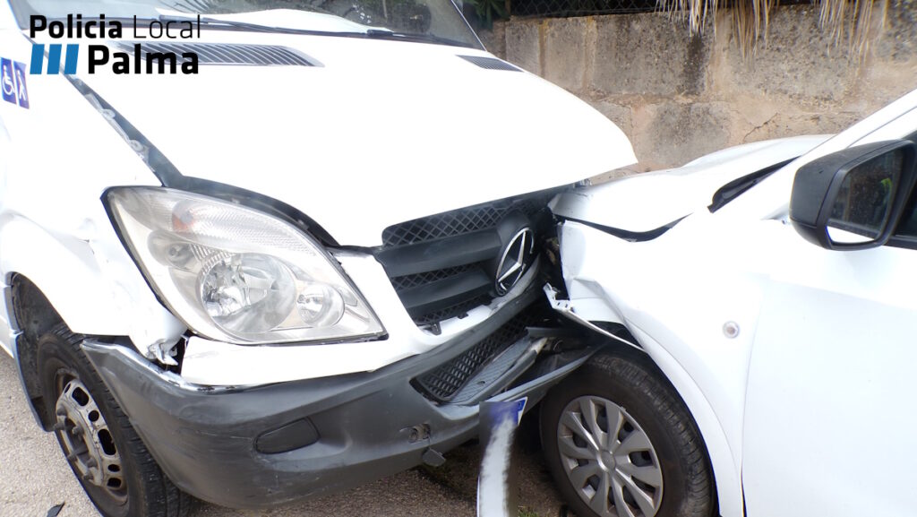 El minibús, poco después del impacto que generó un accidente en cadena.