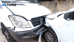 El minib&uacute;s, poco despu&eacute;s del impacto que gener&oacute; un accidente en cadena.