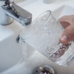 agua grifo vaso