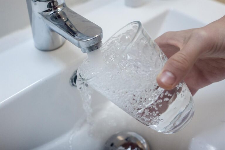 agua grifo vaso