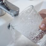 agua grifo vaso
