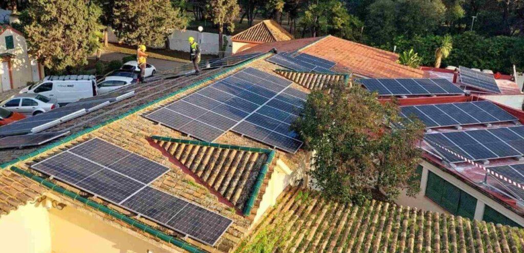 Autoconsumos colectivos conectado a la red de distribución.