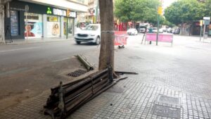 El banco que se llevaron por delante los dos coches implicados en el accidente.