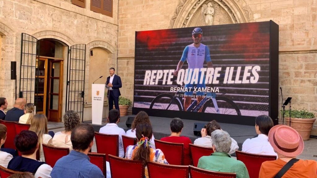 Acto de presentación del proyecto '4 illles, un repte solidari' en el Consolat de Mar.