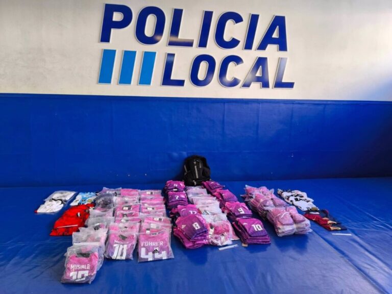 Sucesos. La Policía Local interviene 178 prendas deportivas de la venta ambulante ilegal en Playa de Palma