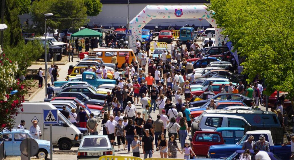 centenars de persones al motor retro 2024 centenars de persones al motor retro 2024