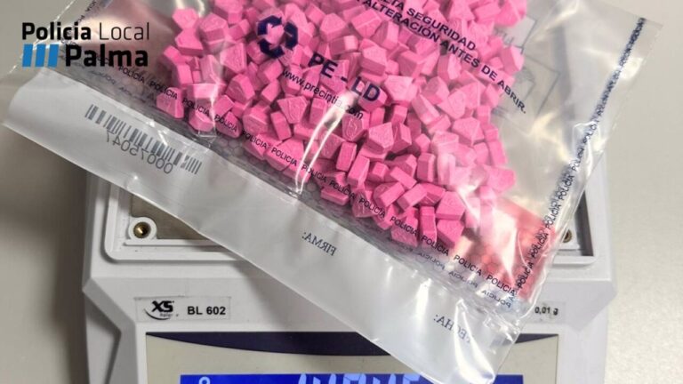 Sucesos. Interceptan un coche circulando a gran velocidad y hallan en su interior 360 pastillas de éxtasis