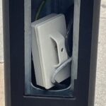 Denuncian el mal estado de las farolas del Parc de la Mar.