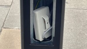 Denuncian el mal estado de las farolas del Parc de la Mar.