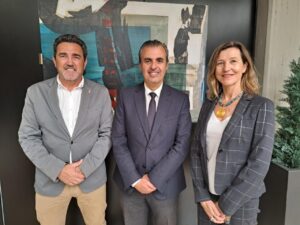 Antoni Vera, Juan Antonio Amengual y Isabel Bonet firman el convenio mejora centros educativos Calvi&agrave;