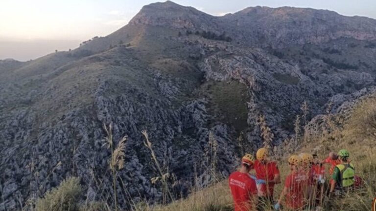 Efectivos de Bomberos de Mallorca, durante un rescate.