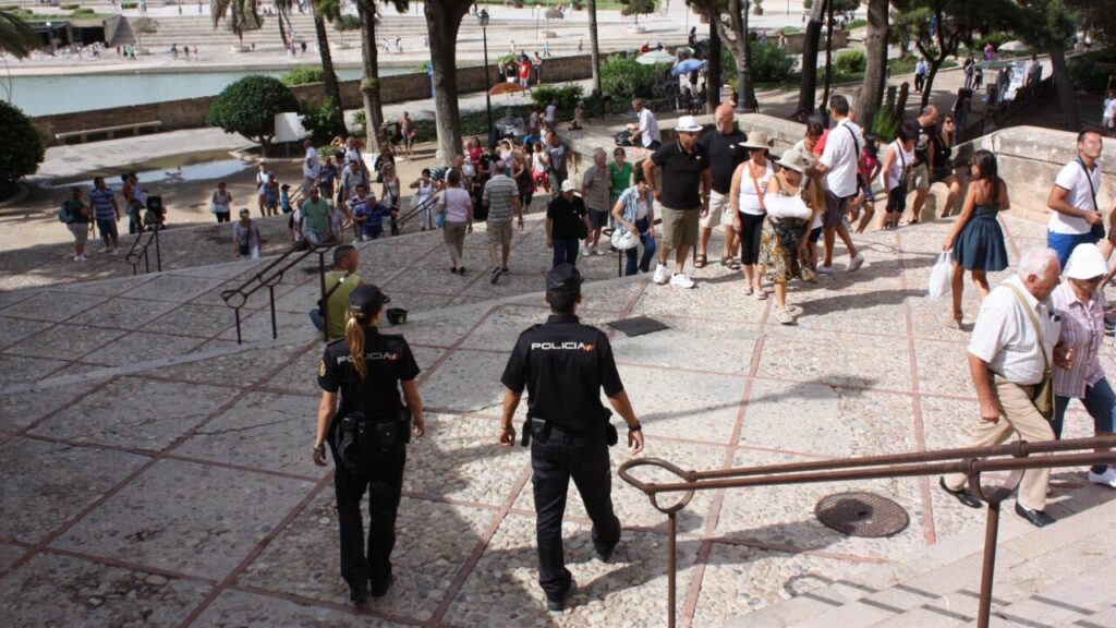 Agentes en las inmediaciones de la Catedral de Mallorca. - POLICÍA NACIONAL Y POLICÍA LOCAL